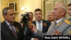 Ruski general dodjeljuje odlikovanje gradonačelniku Zagreba Milanu Bandiću