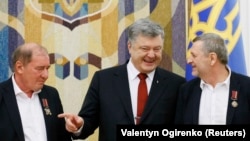 Ільмі Умеров, Петро Порошенко та Ахтем Чийгоз після зустрічі в Адміністрації президента, 27 жовтня 2017 року