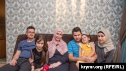 Lilâ Gemeci (ortada) ve qorantası