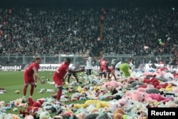 Fanii echipei de fotbal Beșiktaș Istanbul aruncă jucării pe teren pentru copiii afectați de cutremur, în timpul meciului contra Antalyaspor, 26 februarie 2023. În scandările lor, suporterii au cerut demisia guvernului turc pentru răspunsul la dezastru.