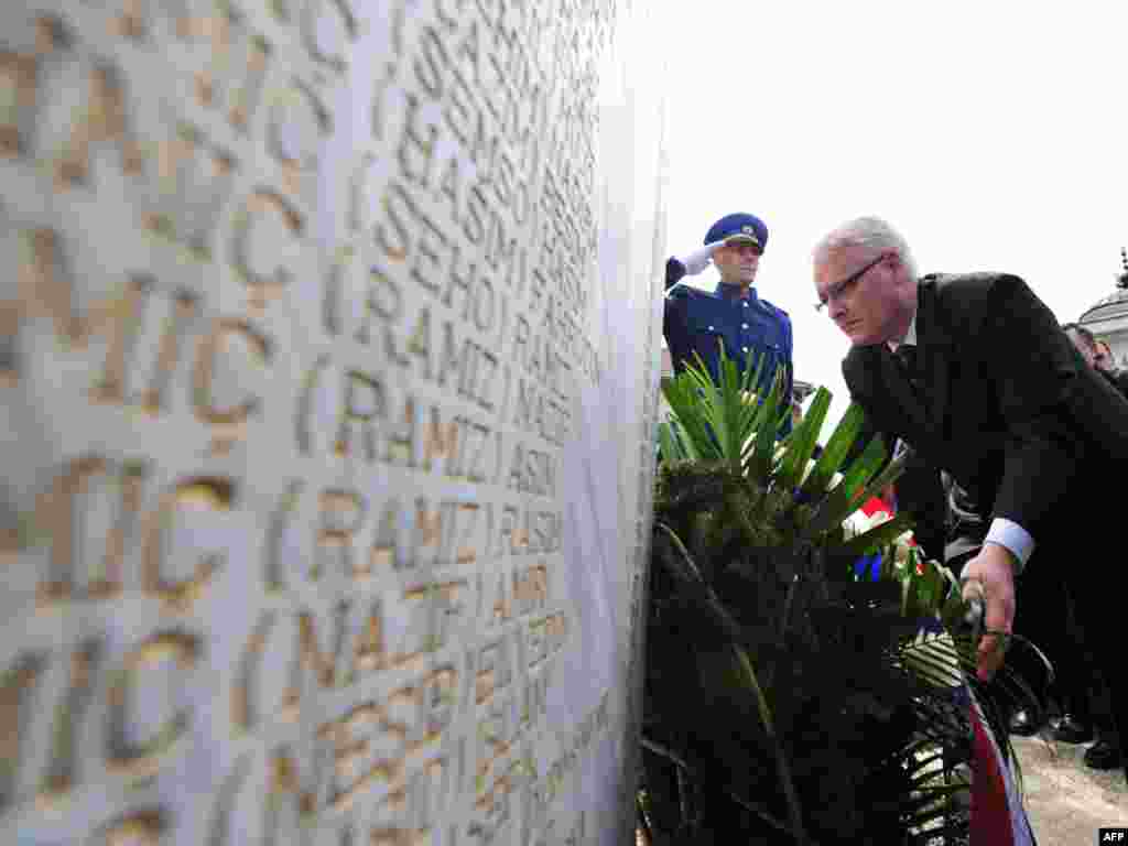 Predsjednik Hrvatske Ivo Josipović se u Ahmićima, selu u Srednjoj Bosni, gdje su snage Hrvatskog vijeća obrane u ratu ubile 116 Bošnjačkih civila, u dvorištu džamije kraj spomenika žrtvama poklonio i položio cvijeće