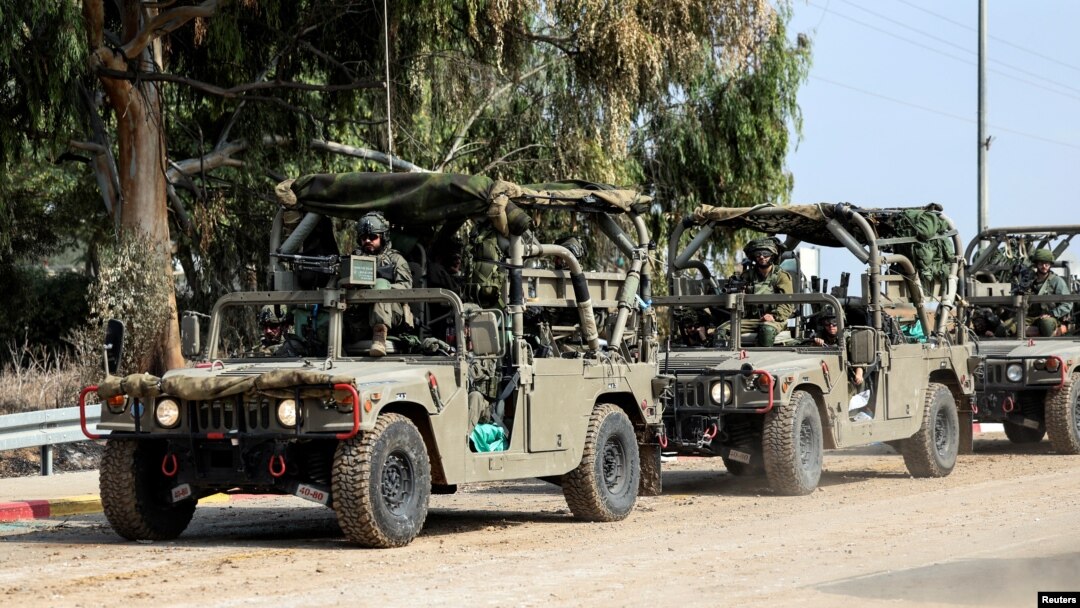 Soldați israelieni patrulează cu vehicule militare la granița Israelului cu Gaza, 10 octombrie 2023.