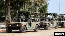 سربازان اسرائیلی با خودروهای نظامی در مرز اسرائیل با غزه، ۱۸ مهر ۱۴۰۲