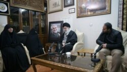 Liderul suprem iranian, ayatollahul Ali Khamenei (al doilea din dreapta), în vizită la reședința comandantului trupelor de elită Quds, Qassem Soleimani, după uciderea acestuia de armata americană în Irak