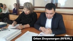 Слева направо — Гульнара Жуаспаева и Тулеген Шаиков, адвокаты инспектора по труду профсоюзной организации мангистауского нефтесервисного предприятия Oil Construction Company (OCC) Нурбека Кушакбаева, обвиняемого в подстрекательстве к продолжению незаконной забастовки. Астана, 28 марта 2017 года.