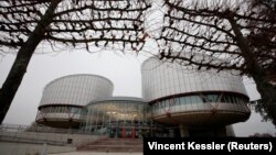 Сградата на Европейския съд по правата на човека в Страсбург, Франция.