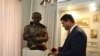 Кіраўнік аддзяленьня амбасады Беларусі ў горадзе Казань (Татарстан) Віктар Шчацько каля бюсту Янкі Купалы ў музэі ў Печышчах
