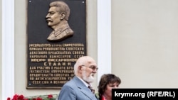 В городе Симферополе установлена мемориальная доска в честь Сталина.