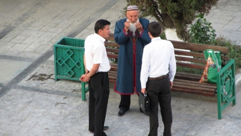 Ýerli synçylar ýaş nesliň ýurtdaky syýasy biparhlygy bozmagyna’ umyt baglaýar