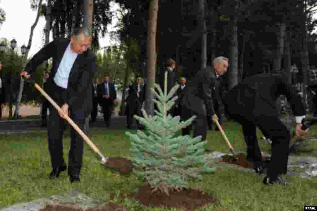 Kyrgyzstan - The informal meeting of the Presidents of CSTO member in the town of Cholpon-Ata. 31jul2009 