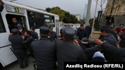 Polis Bakıda müxalifət fəallarını saxlayır