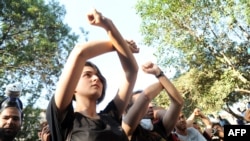 Участники протестов против вырубки деревьев в парке Гези