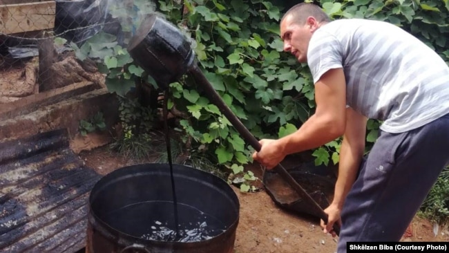 Shkëlzeni gjatë procesit të ushtimit, kalimi i vorbës në yndyrë të nxehtë.