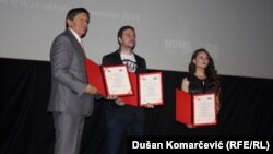Stevan Dojčinović (u sredini) i Dragana Pećo na uručenju nagrade sa dekanom FDU Zoranom Popovićem