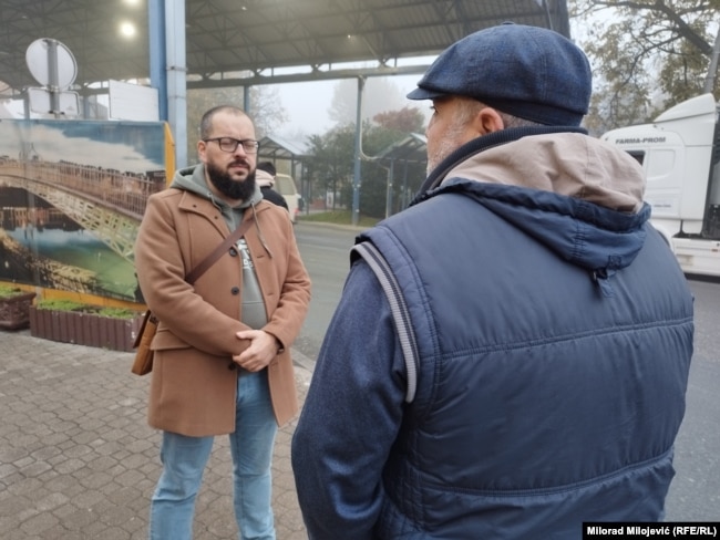 Magomed iz Čečenije (okrenut leđima) u razgovoru sa novinarom Radija Slobodna Evropa, Gradiška, 8. novembar 2024. godine