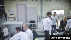 Архивска фотогравија-пасошка контрола на аеродромот во Приштина