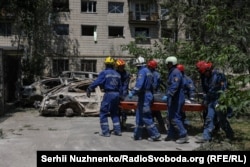 Солом'янський район Києва на другий день після російського обстрілу, Київ, 18 червня 2025 року. Рятувальники продовжують розбирати завали і діставати з-під них тіла загиблих