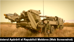 Captură dintr-un video publicat de Ministerul Apărării de la antrenamentele militarilor Armatei Naționale cu noile sisteme de artilerie autopropulsate ATMOS 2000