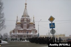 Православ дин әһелләре Калашников һәйкәле янына бара