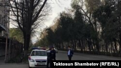 Сотрудники сил безопасности перекрыли дорогу к отелю «Орион», где проходит съезд СДПК. Бишкек, 31 марта 2018 года.
