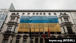 Український прапор із закликом до Владіміра Путіна «дати свободу всій України» на фасаді Музею Берлінського муру в Німеччині