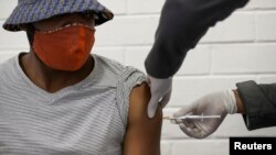 Një qytetar duke u vaksinuar kundër koronavirusit në Afrikën e Jugut.