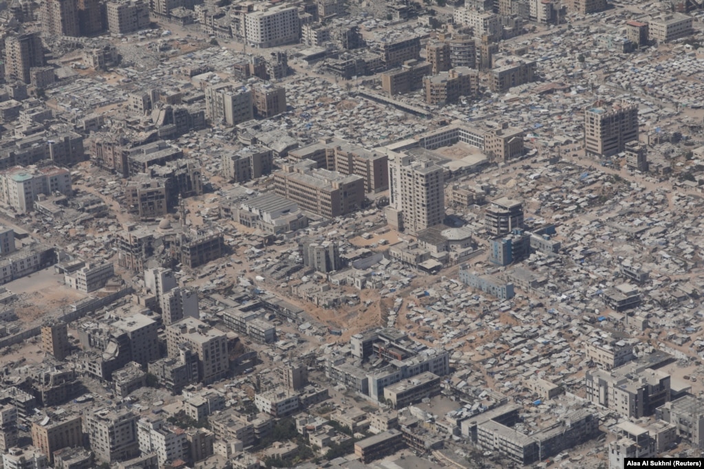 Një pamje ajrore nga një aeroplan ushtarak jordanez shfaq Rripin e Gazës, para lëshimit të ndihmave humanitare mbi të, më 17 gusht 2025.