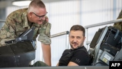 Președintele ucrainean Volodimir Zelenski, într-un avion de luptă F-16 în hangarul bazei aeriene Skrydstrup din Vojens, nordul Danemarcei, pe 20 august 2023.