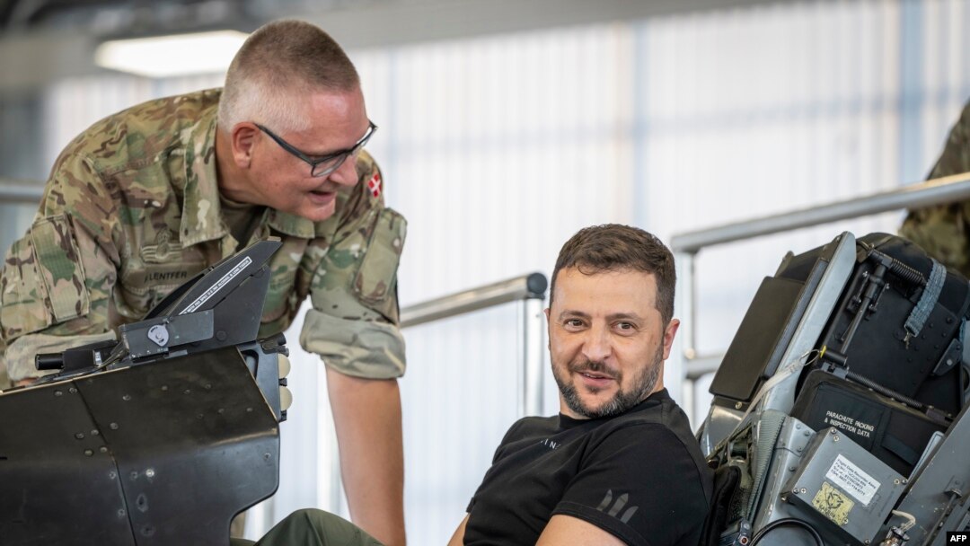Volodimir Zelenski la bordul unui avion de vânătoare F-16, în hangarul bazei aeriene Skrydstrup din Vojens în Danemarca, 20 august 2023. Președintele Ucrainei a vizitat în weekend alte două țări, Olanda și Suedia.