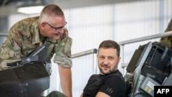 Președintele ucrainean Volodimir Zelenski, într-un avion de luptă F-16 în hangarul bazei aeriene Skrydstrup din Vojens, nordul Danemarcei, pe 20 august 2023.