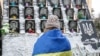 Імпровізований меморіал на вулиці Інститутській у Києві, де було масово розстріляно беззбройних учасників Революції гідності. 