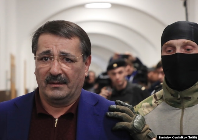 Шамиль Исаев (слева), обвиняемый в мошенничестве, перед рассмотрением ходатайства об аресте в Басманном суде. Москва, 6 февраля 2018 года