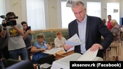 Российский глава Крыма Сергей Аксенов на избирательном участке в Симферополе, 8 сентября 2019 года
