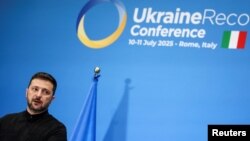 უკრაინის პრეზიდენტი ვოლოდიმირ ზელენსკი რომში უკრაინის აღდგენის კონფერენციაზე