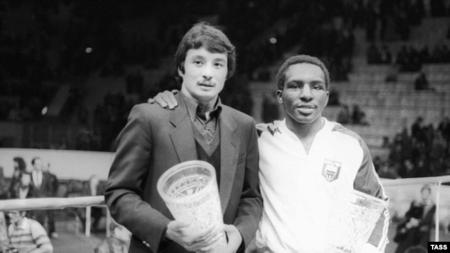 Серик Конакбаев (слева) на церемонии вручения наград в Москве, 30 января 1982 года.