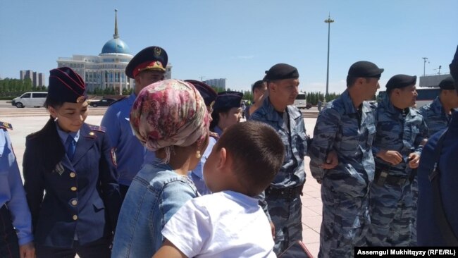 Матери в полицейском кольце. Женщины пришли к Акорде