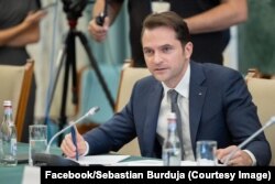 Ministrul Energiei de la București, Sebastian Burduja (PNL), dorește să limiteze Pactul Verde European. El este cunoscut pentru opoziția față de activiștii de mediu.