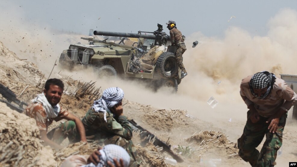 Ushtria irakiane duke hapur zjarr kundër pozicioneve të IS-it në një fshat afër qytetit Falluxha