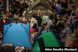 Кияни ховаються від російської повітряної атаки на станції метро у Києві. 2 липня 2026 року