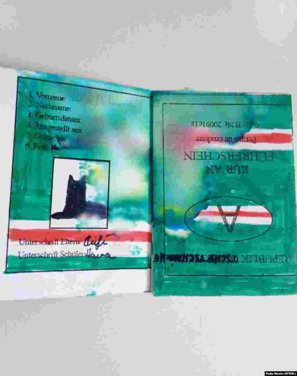 Астрерчу Хьавас шен къоман пачхьалкхаллах хьоьгуш, ша-шена иштта кечдина паспорт.