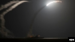 Перс булуңунан Сириядагы согушчандарды көздөй атылган Томагавк ракетасы. 