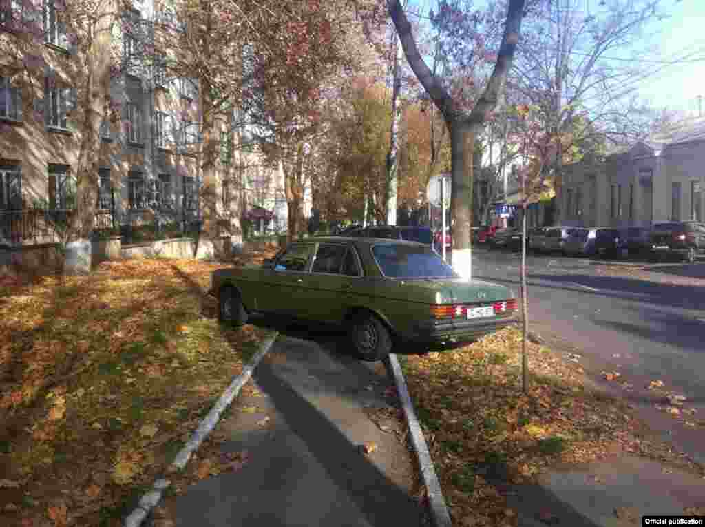 Din seria: Cum parchează moldovenii în Chișinău. Foto: Gheorghe Țărnă