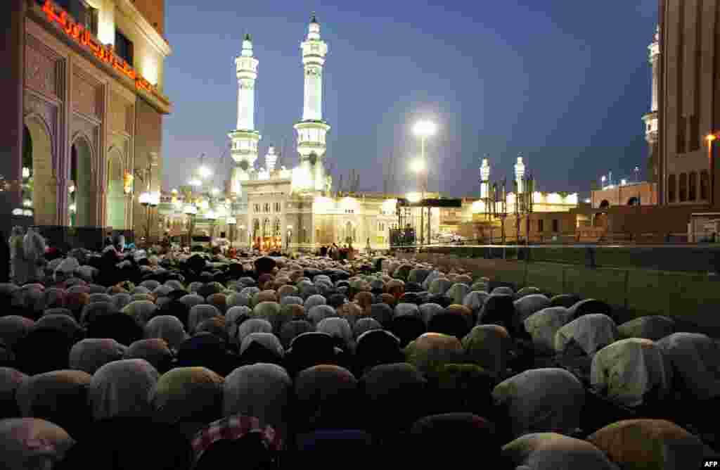 Muslim pilgrims perform the evening prayer near the Grand Mosque. (AFP PHOTO/MUSTAFA OZER)