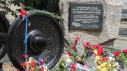 В Керчи к памятнику жертвам депортации 1944 года на вокзале приносят живые цветы. 18 мая 2020 года