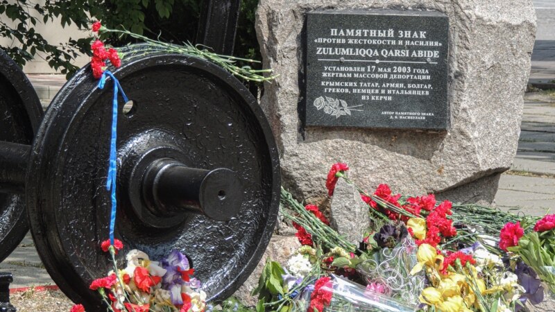 Жители Керчи несут цветы к памятнику жертвам депортации крымских татар (+фото)