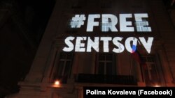 Зображення на будівлі генконсульства Росії, Нью-Йорк, 28 лютого 2018 року