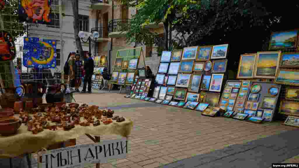 Феодосійські «чминдрики» – мініатюрні авторські фігурки з глини – продаються на місцевому вернісажі по 150 рублів
