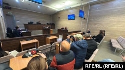 Në seancën fillestare për keqpërdorime të rezervave shtetërore nuk ishte e pranishme ministrja në detyrë, Rozeta Hajdari, dhe avokati i një të pandehuri tjetër. 