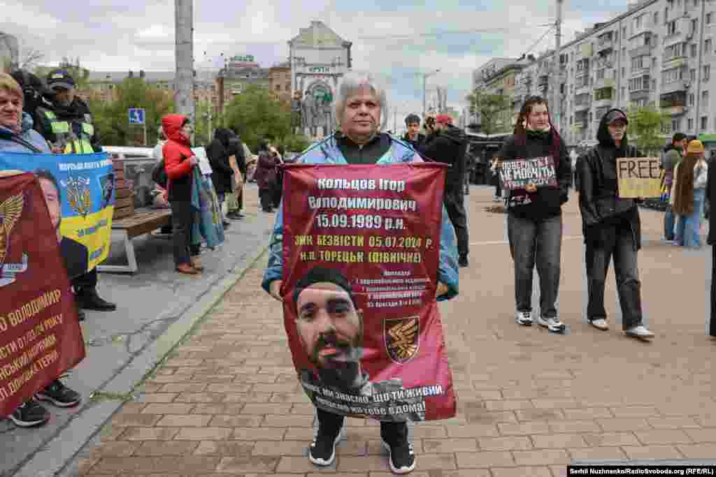 Під час Акції родин військовополонених і зниклих безвісти біля палацу «Україна» у Києві, Ірина тримає великий банер з фото сина Ігоря. Військовий зник безвісти в Торецьку.«Він пішов добровольцем, мені довго нічого не говорив, а вже перед тим, як їхати до частини, сказав: «Мамо, якщо я там потрібен сьогодні, я сьогодні їду», – розповіла жінка