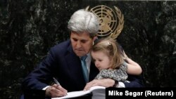 Secretarul de stat american John Kerry cu nepoate sa de doi ani în brațe, la semnarea acordului international de la Paris de combatere a schimbărilor climatice, sediul ONU din New York, 22 aprilie 2016. 